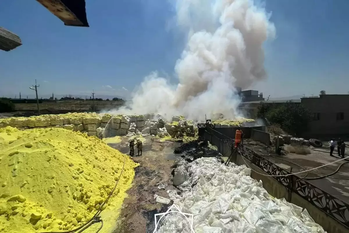 Микрорайон эвакуируют из-за загоревшейся серы в Шымкенте