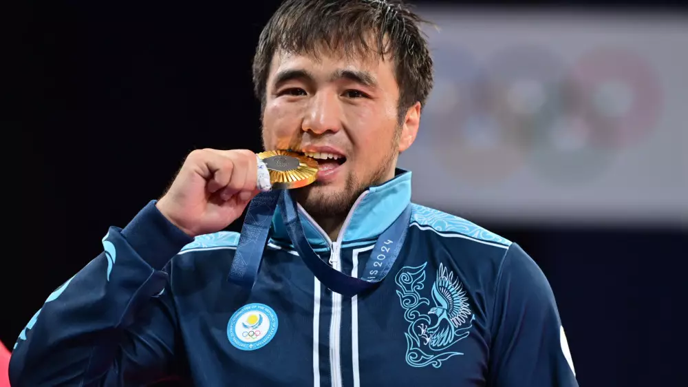 Елдос Сметов заплакал во время исполнения гимна Казахстана
