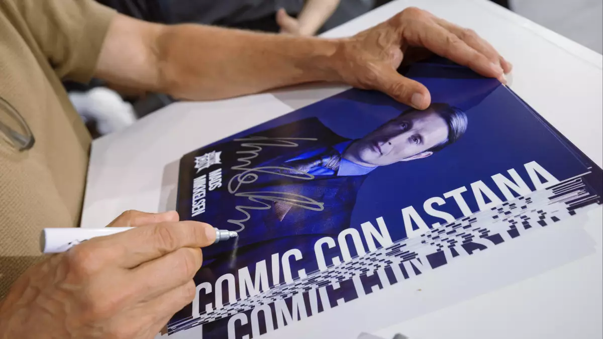 Мадс Миккельсен согласился раздавать автографы после окончания программы Comic Con Astana