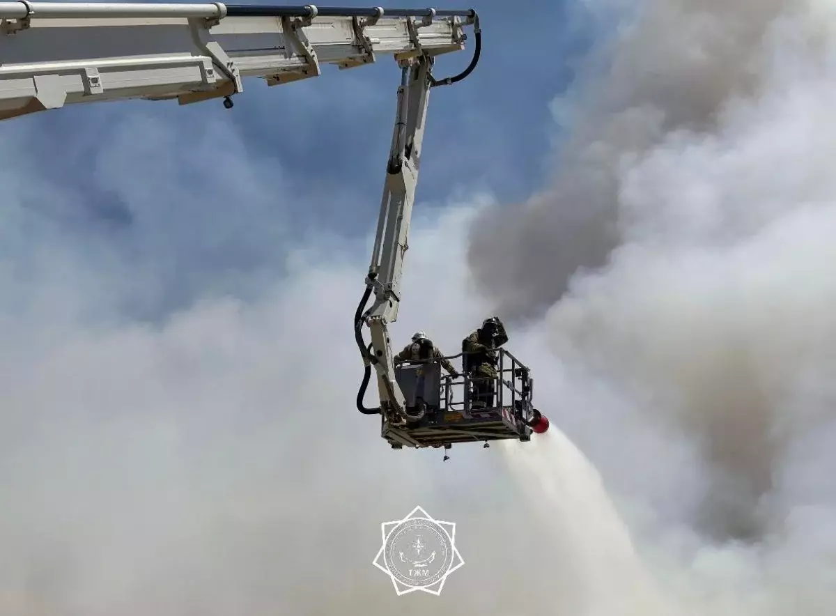 Сера горит в Шымкенте: Спасатели продолжают тушить пожар