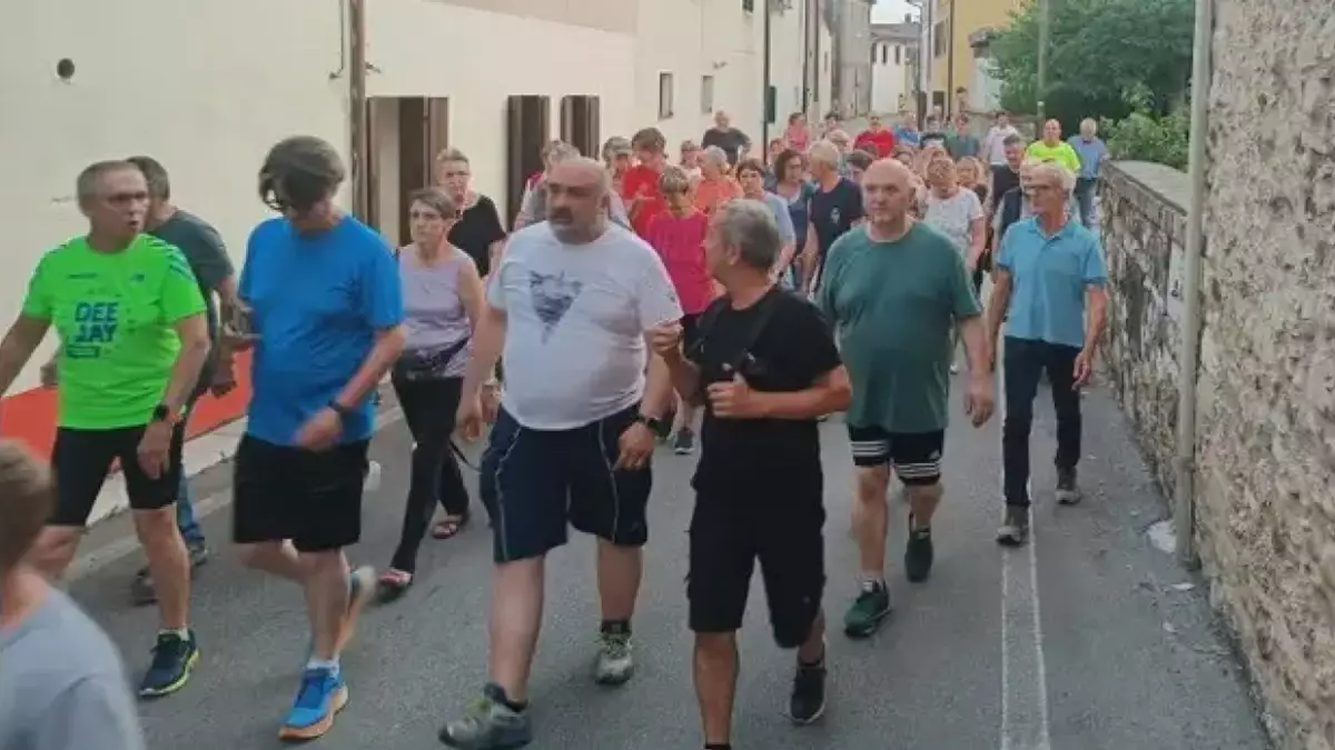 В Италии мэр каждую неделю выходит на пешие прогулки с жителями, чтобы похудеть