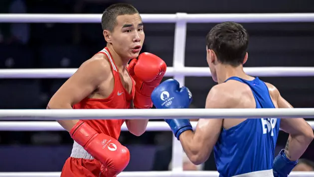 Отправивший Альвареса в нокдаун казахский боксер стартовал с победы на Олимпиаде-2024