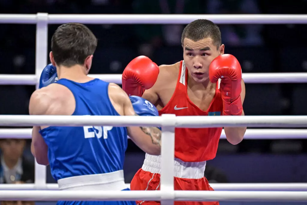 Казахстанский боксер разгромил соперника на Олимпиаде в Париже