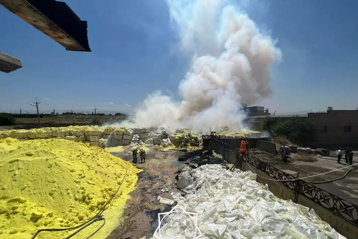 Сера горит в промзоне Шымкента: пожар локализован