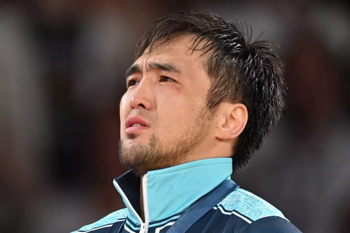 Сметов расплакался во время гимна Казахстана на церемонии награждения на ОИ в Париже (ВИДЕО)