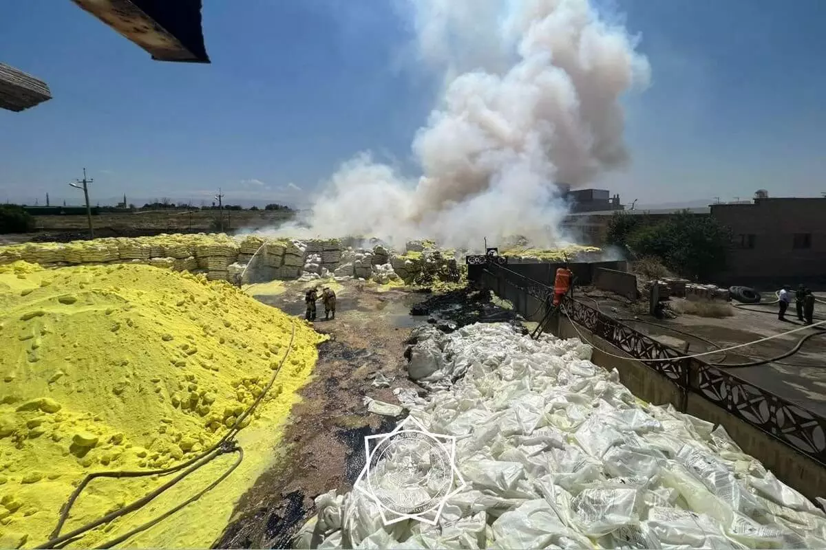 Пожарные всю ночь тушили горящую серу в Шымкенте