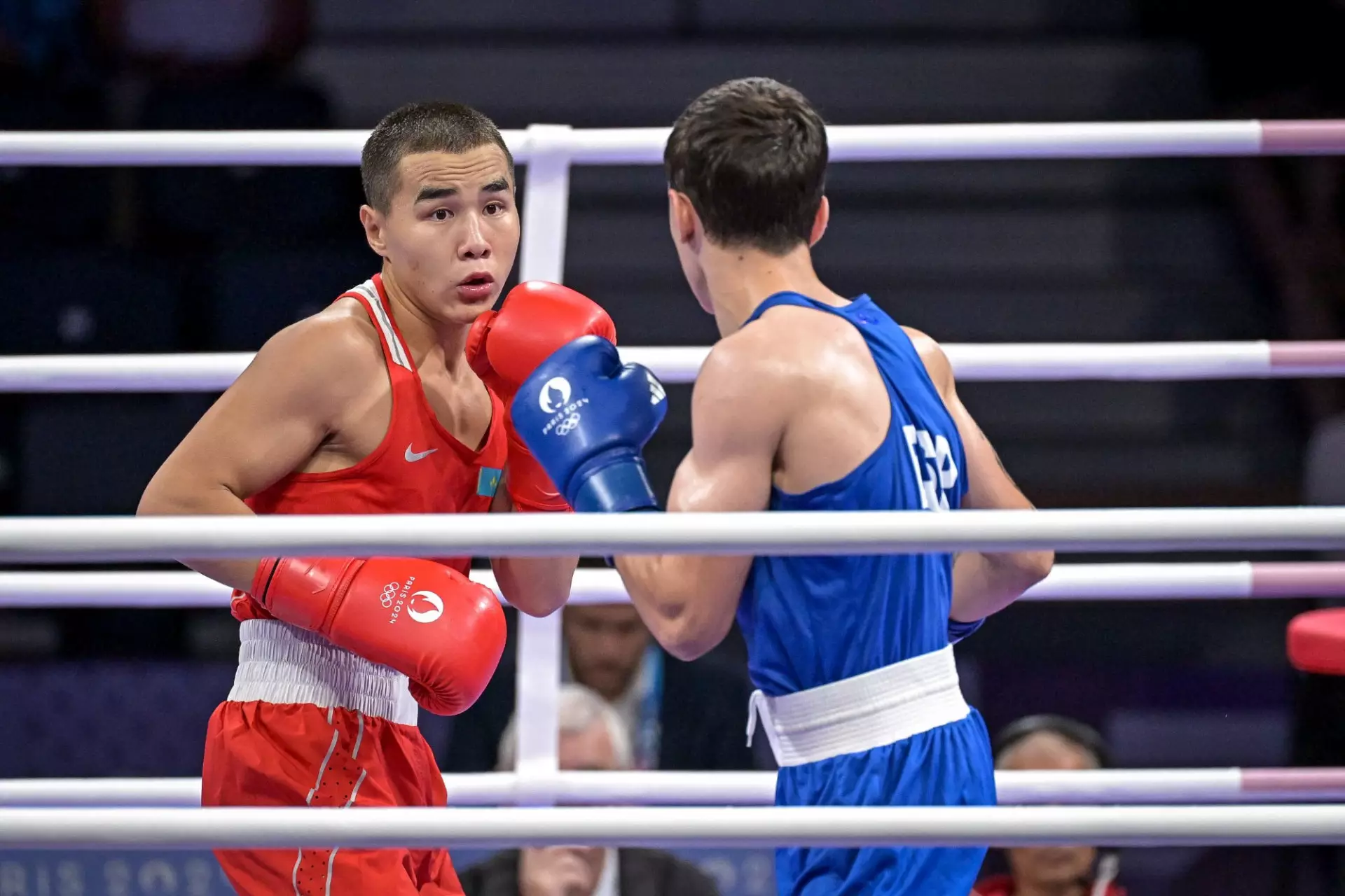 Олимпиада-2024: боксёр из Казахстана уверенно вышел в 1/8 финала