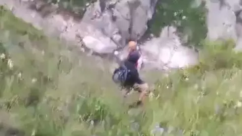 Двое подростков забрались на гору и не смогли спуститься сами