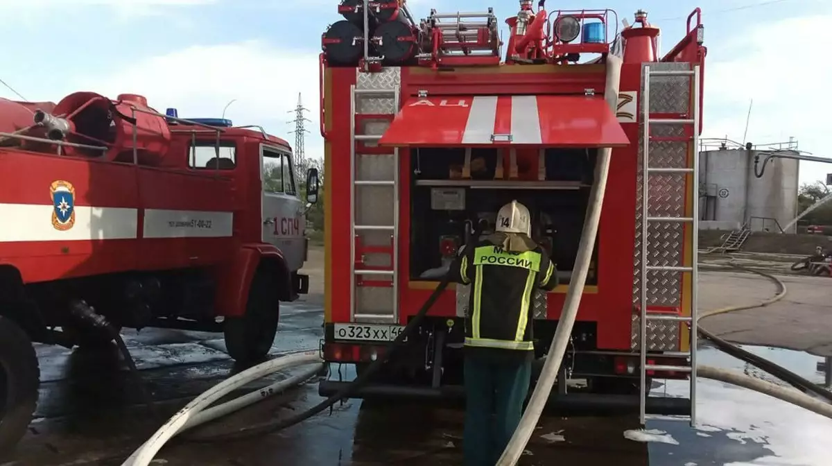Нефтебаза загорелась после атаки беспилотниками в Курской области