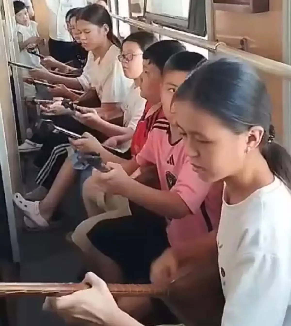 Юные домбристы дали концерт в поезде в честь первых побед Казахстана на ОИ