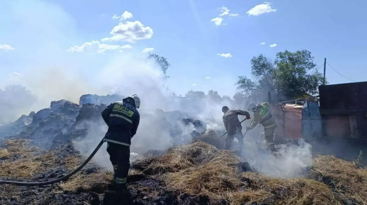Крупный пожар произошел на территории частного дома в Актюбинской области