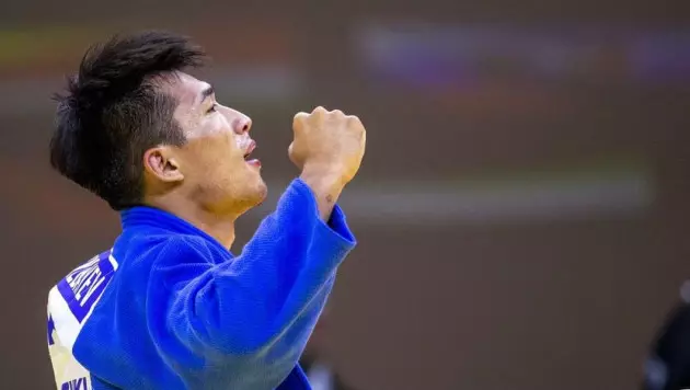 Казахстан вырвал победу в дзюдо после триумфа Сметова на Олимпиаде