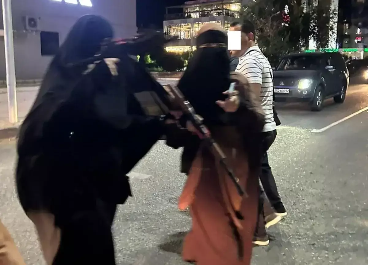 В хиджабах и с «автоматами» по Актау: стали известны подробности инцидента
