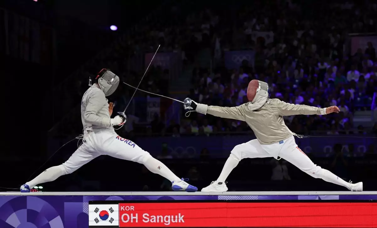 Корейский саблист в поединке за золотую медаль Олимпиады помог сопернику подняться после падения