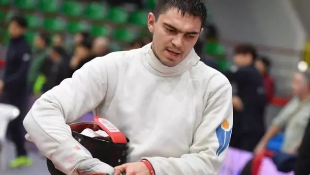 Казахстанец стартовал с победы получил чемпиона Олимпиады по фехтованию