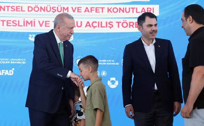 Эрдоган дал пощечину маленькому мальчику, который не поцеловал ему руку