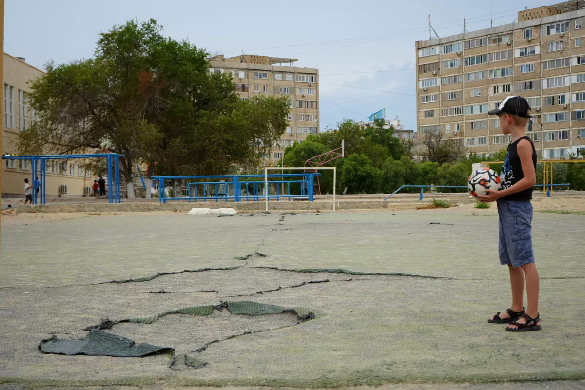 Опасный футбол: с ремонтом поля затянули в Актау