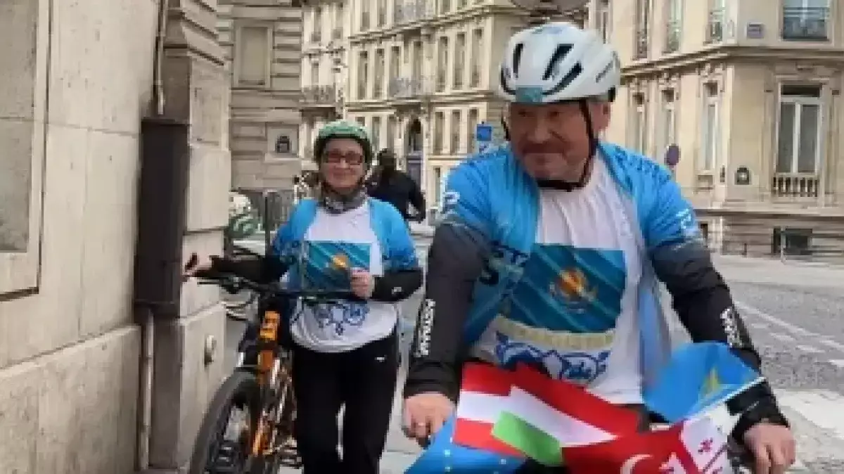 Пенсионер из Актау добрался до Парижа на велосипеде