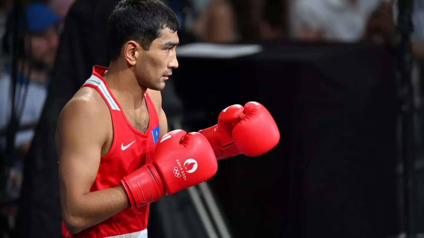 Капитан команды Казахстана по боксу проиграл в стартовом поединке на Олимпиаде