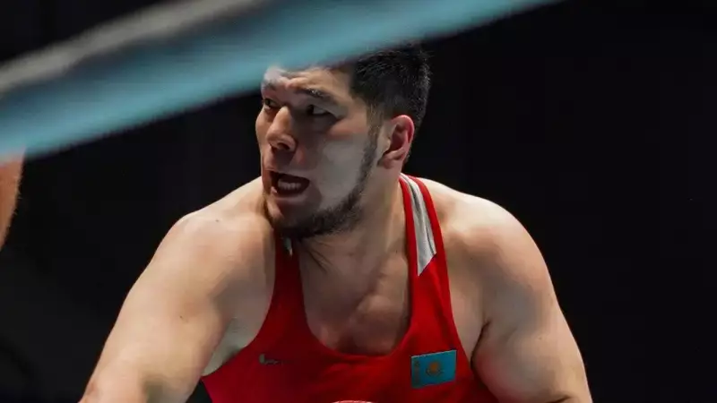 Избиением с нокдауном завершился бой казахстанского тяжеловеса с чемпионом Африки