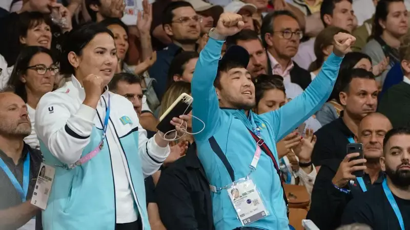 Новоиспечённый олимпийский чемпион из Казахстана замечен болеющим за казахстанцев