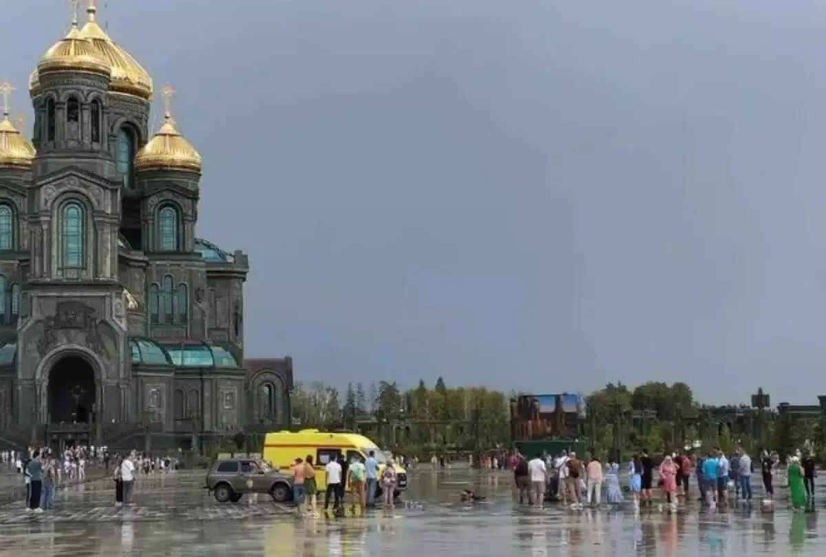«Там кровь. Ужас!»: момент удара молнии по людям в парке в России попал на видео