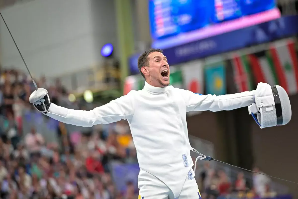 Казахстанский фехтовальщик стартовал с победы на Олимпиаде-2024