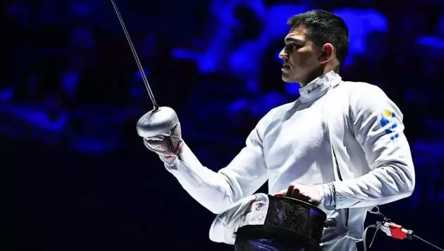 Досрочно завершился бой казахстанца с олимпийским чемпионом в Париже-2024