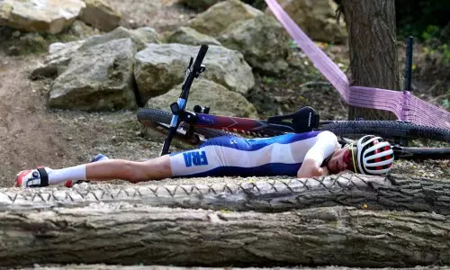 Велогонщица потеряла сознание после страшного падения на Олимпиаде-2024. Видео