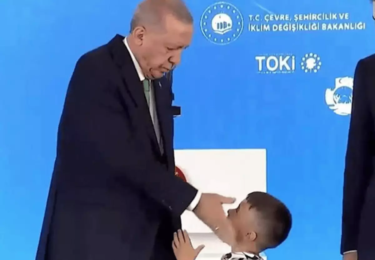 Эрдоган дал пощечину не поцеловавшему его руку ребенку