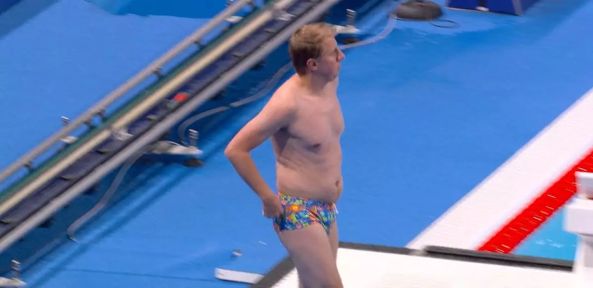 Неожиданный герой дня на Олимпиаде: мужчина в пестрых плавках прыгнул в бассейн и спас соревнования