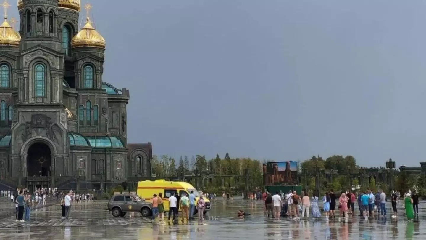 Мужчина, которого ударило молнией в российском парке, скончался