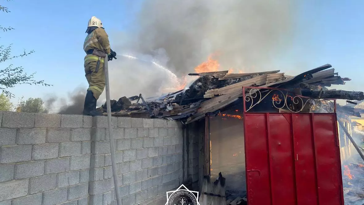В Шымкенте потушили пожар в жилом доме
