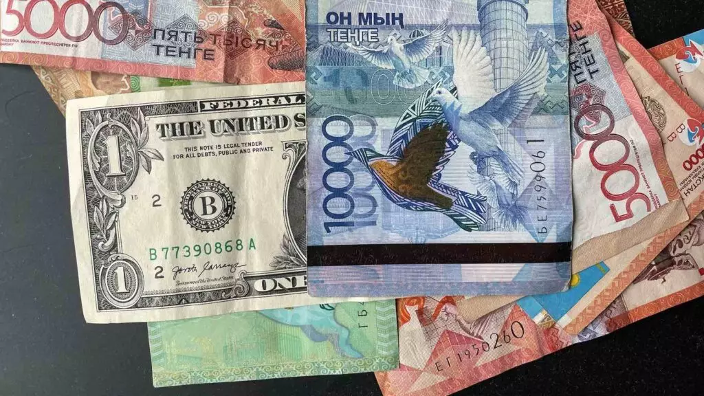 Сколько стоят доллар, евро и рубль в обменниках 29 июля