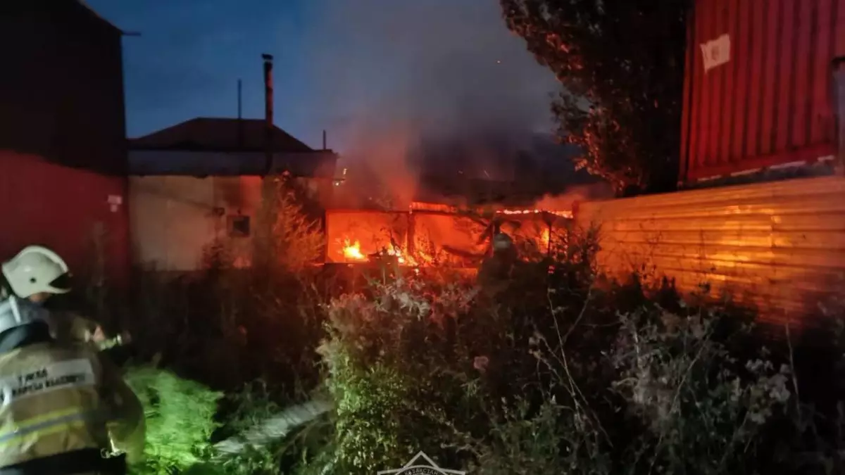 Менее чем за полчаса в Алматы потушили пожар в бане