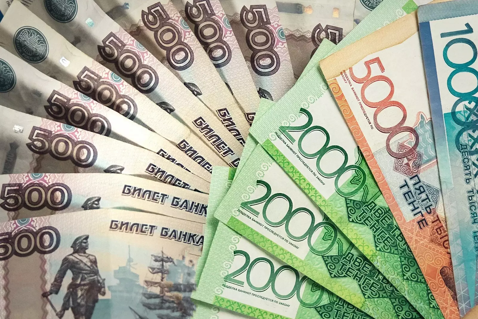 Россия спасает рубль: как влияет на Казахстан?