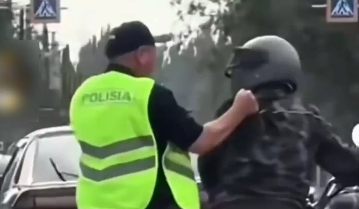 Схватил водителя за шиворот: действия полицейского возмутили казахстанцев (ВИДЕО)