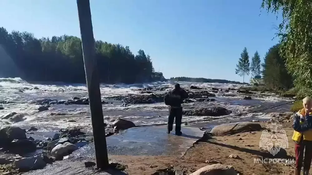 Дамбу прорвало на Беломорско-Балтийском канале в России