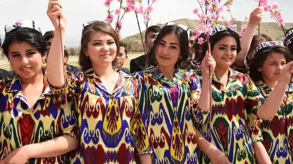В Таджикистане женщин призвали не носить обтягивающую и черную одежду