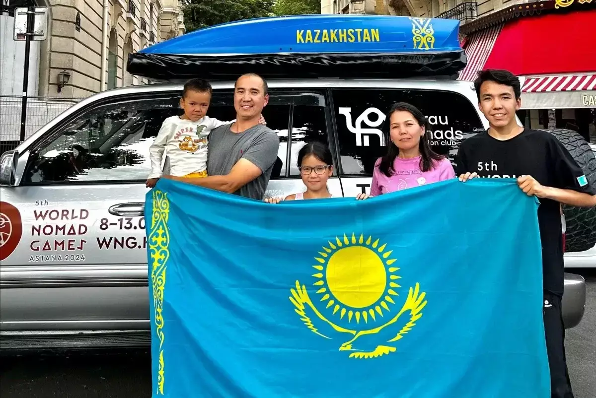 Семья из Атырау доехала на своем авто до Парижа ради Олимпиады