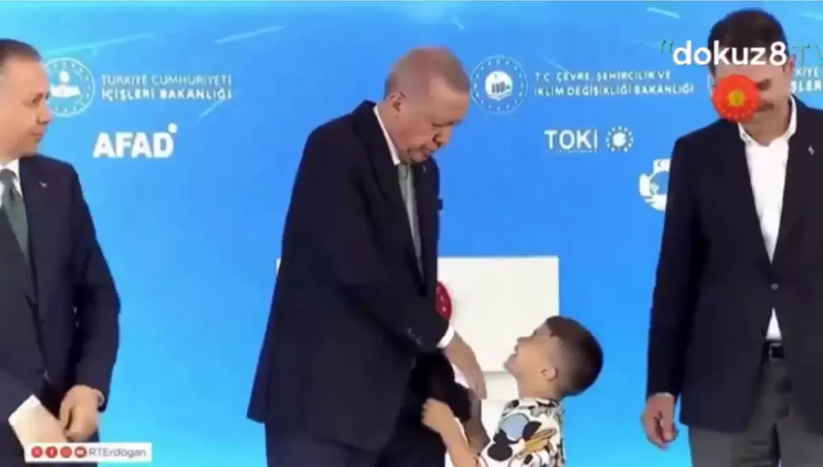Эрдоган дал пощечину ребенку, не поцеловавшему ему руку