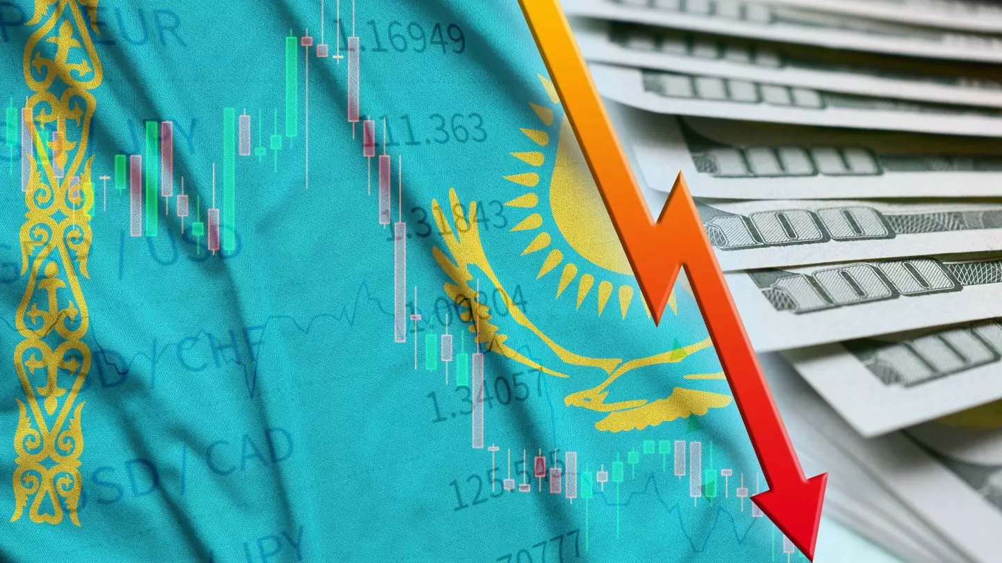 Финансисты: реальные доходы казахстанцев падают вместе с курсом тенге