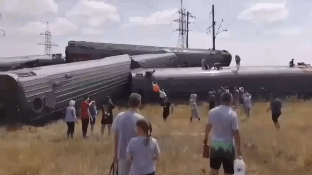 Пассажирский поезд сошел с рельсов в России
