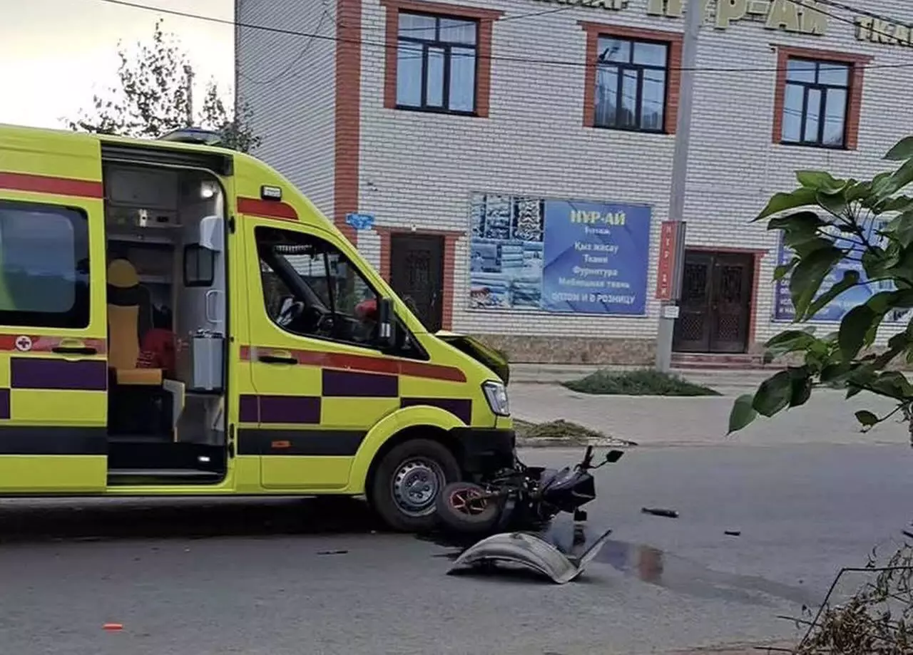 ДТП с участием скорой помощи и скутера произошло в Уральске