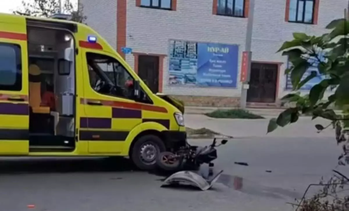 Скутер столкнулся с машиной скорой помощи в Уральске (ВИДЕО)
