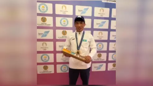 Обладатель олимпийской медали Гусман Кыргызбаев показал содержимое подарочной коробки победителей-олимпийцев
