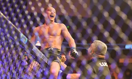 Казахстанский боец анонсировал исторический бой в UFC