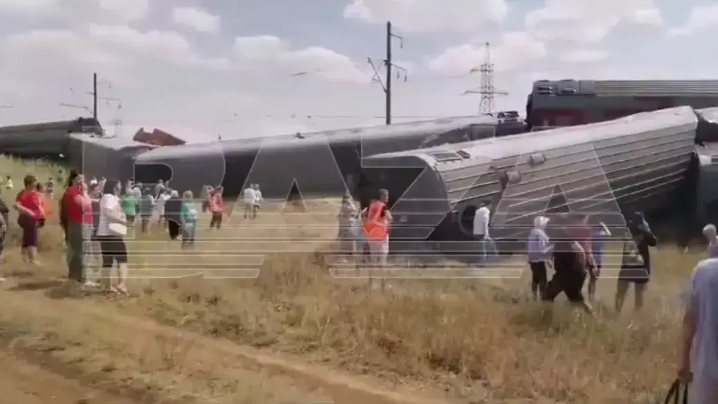 Поезд сошел с рельсов в России, около 100 человек пострадали