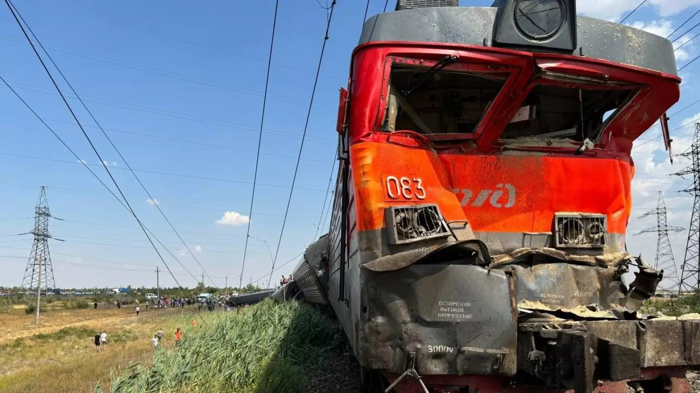 Поезд столкнулся с грузовиком в России: десятки пострадавших
