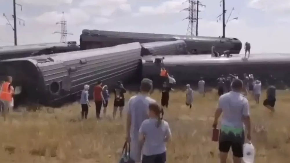 Названо количество пострадавших при сходе вагонов пассажирского поезда в России